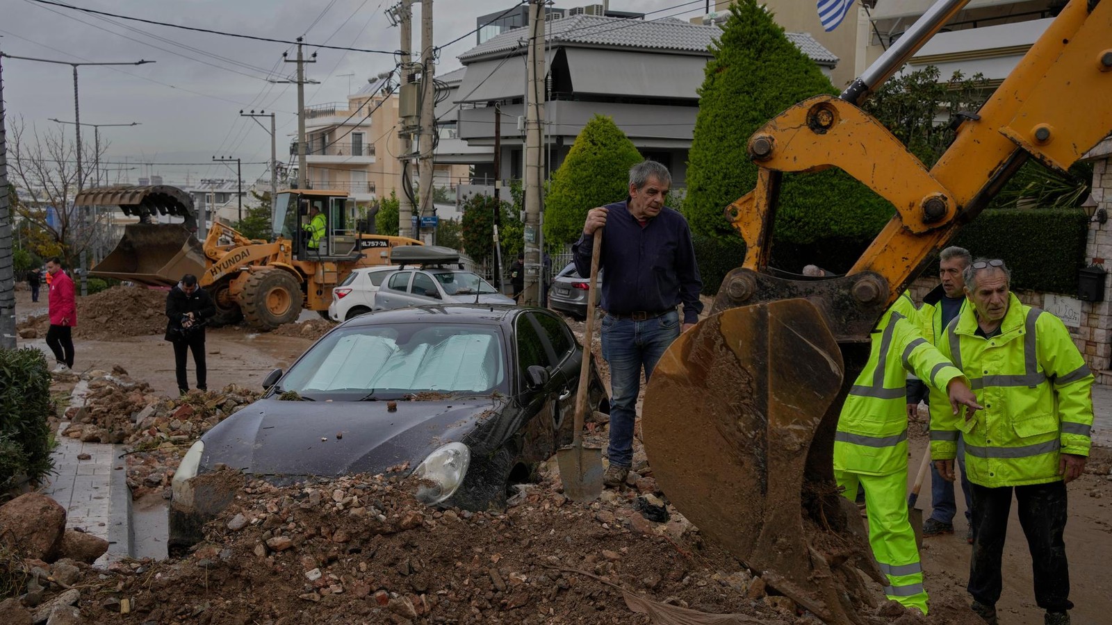 Unwetter-in-Griechenland-Sturzfluten-Tote-F-hrverkehr-bricht-zusammen