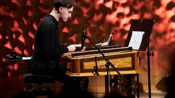 Áron Horváth in der Elbphilharmonie: So streichelt man ein ungarisches Hackbrett