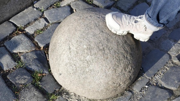 Unscheinbar: Diese Kugeln wurden mal von Braunschweigs mächtigster Kanone gefeuert