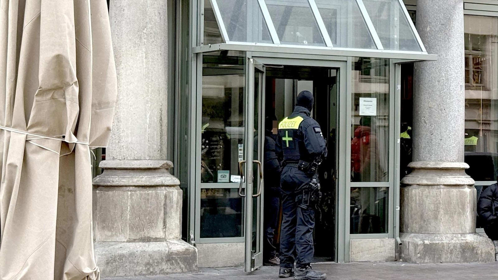 Vermummte-Polizisten-durchsuchen-Asia-Restaurant-in-Erfurt