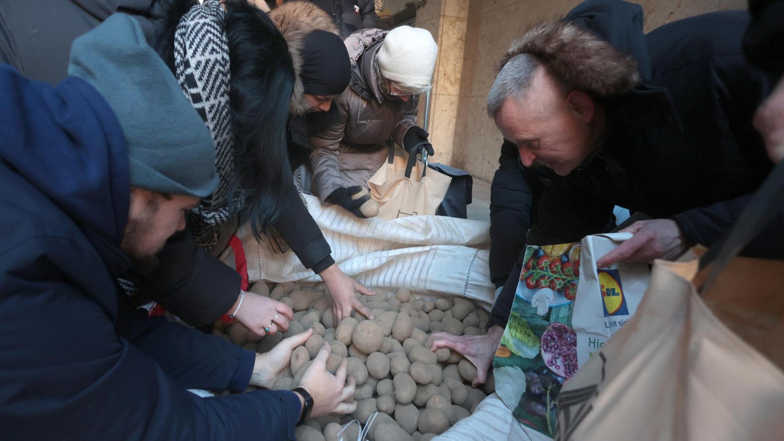 Kartoffelaktion-in-Neuk-lln-Zwei-Tonnen-gehen-in-nur-25-Minuten-weg