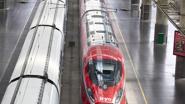 Erneutes Zugunglück in Spanien: Pendlerbahn kollidiert mit Kran