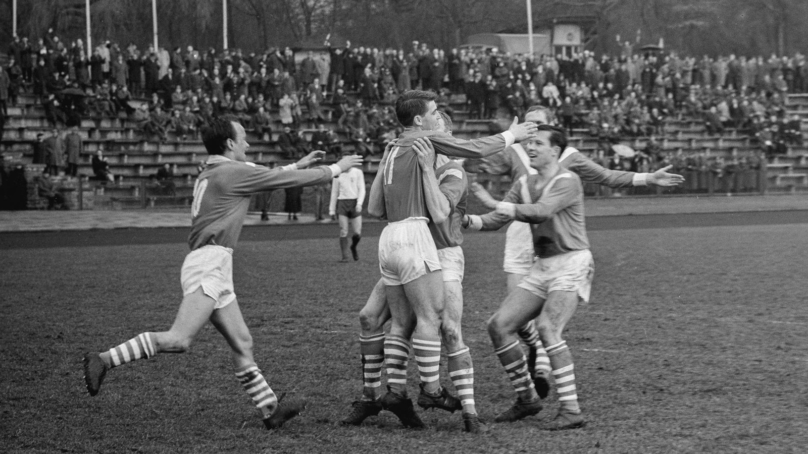 Dem-FC-Rot-Wei-Erfurt-wird-zum-Jubil-um-sogar-der-rote-Teppich-ausgerollt