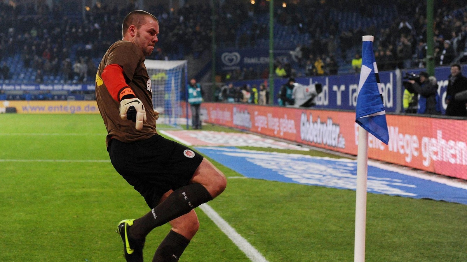 wenn-nichts-geht-r-ckpass-auf-heuer-fernandes-st-paulis-elf-der-derbyhelden