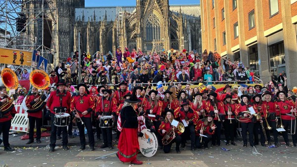 Beim Schoduvel und Rosenmontagsumzug in Köln wird  im Takt des Harzes gefeiert