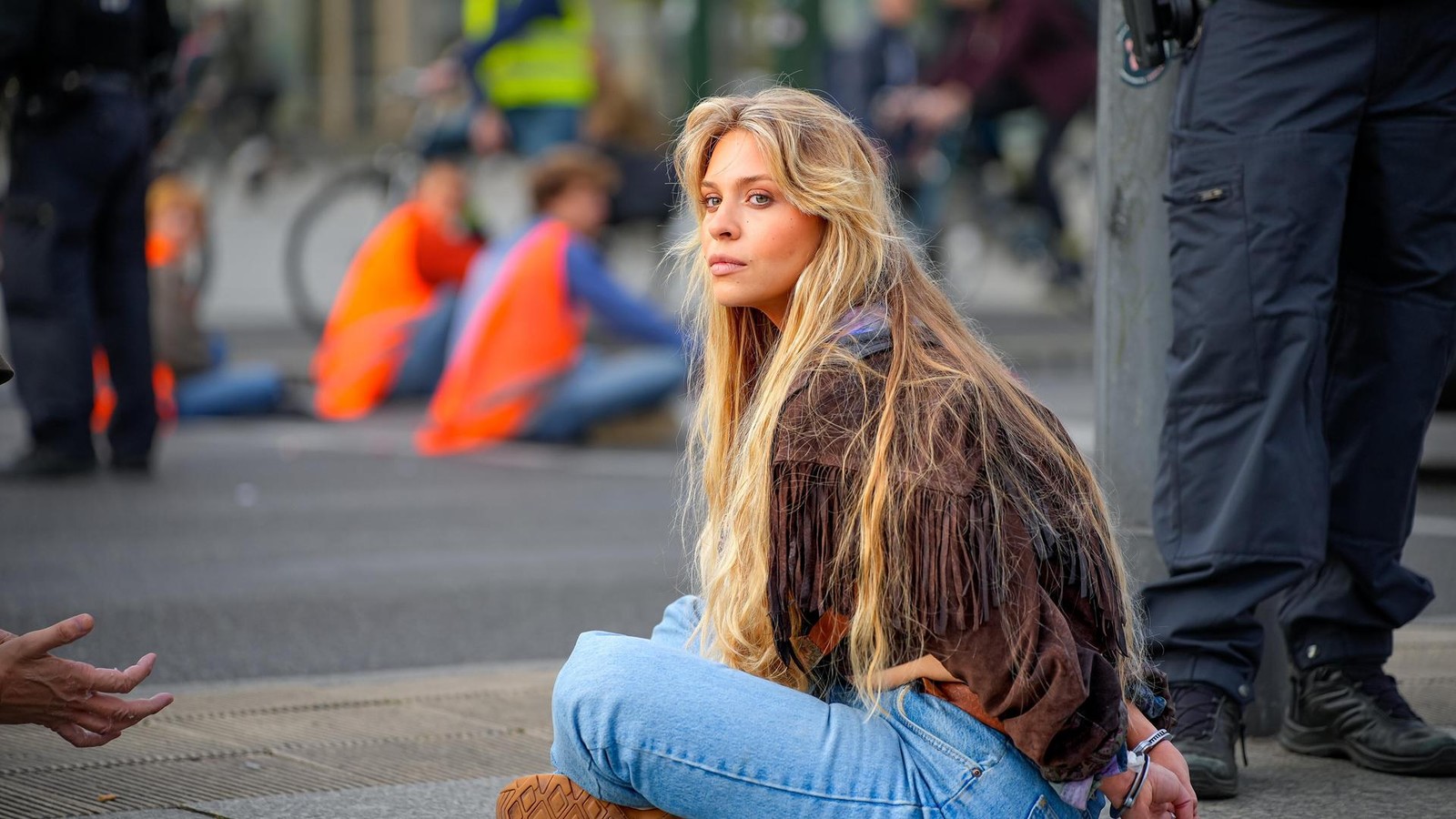Anschlagsversuch-auf-Flugzeug-von-Merz-Wer-ist-Klimaaktivistin-Anja-Windl-