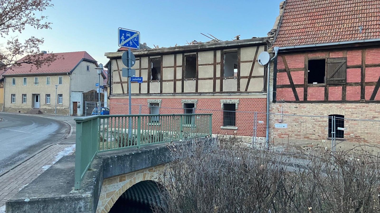 Abriss-von-Dorfgemeinschaftshaus-im-Weimarer-Land-gestartet