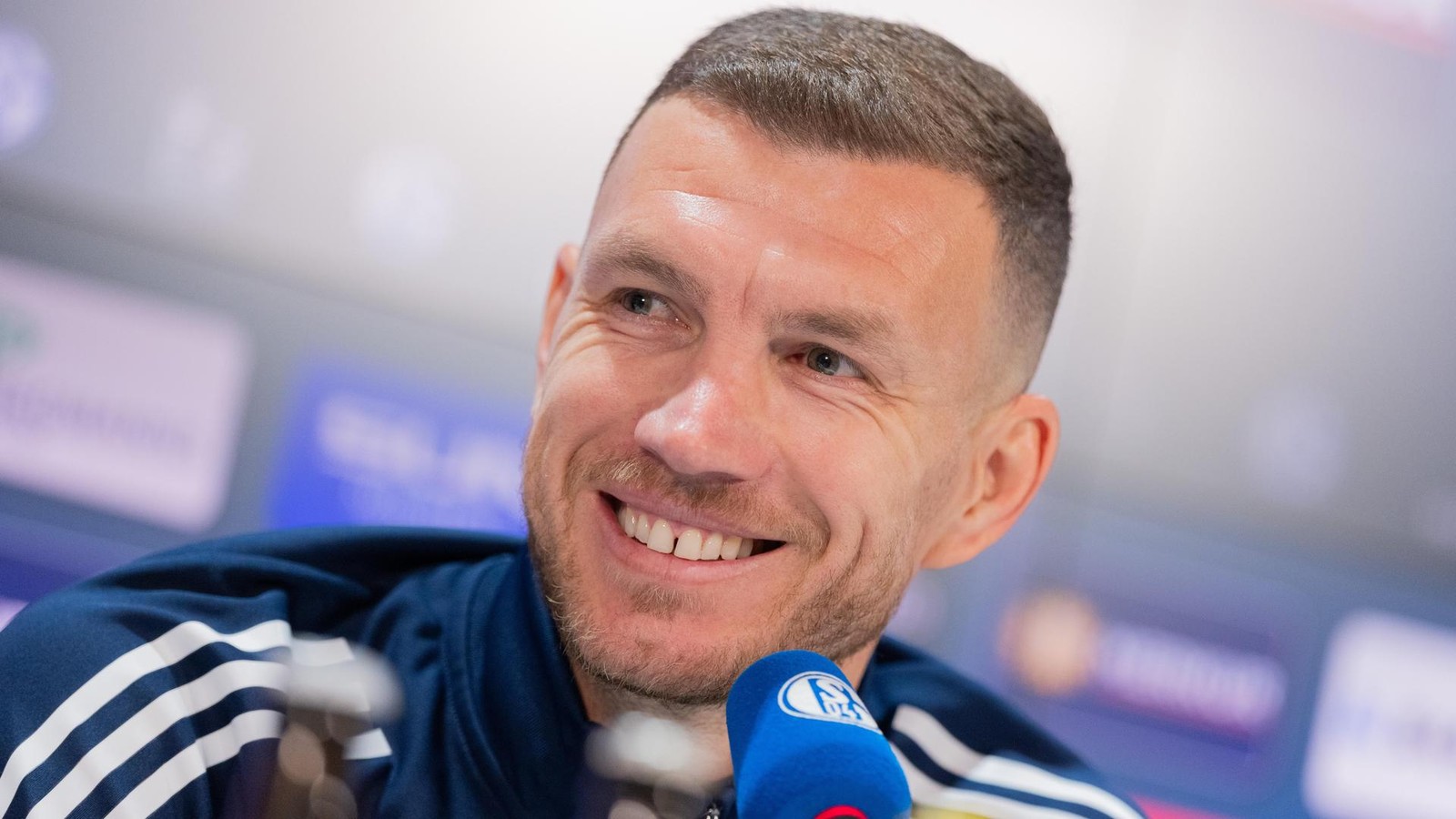 -Gl-ckauf-und-mehr-Wie-Schalke-Fan-Kolasinac-Torj-ger-Dzeko-begeisterte