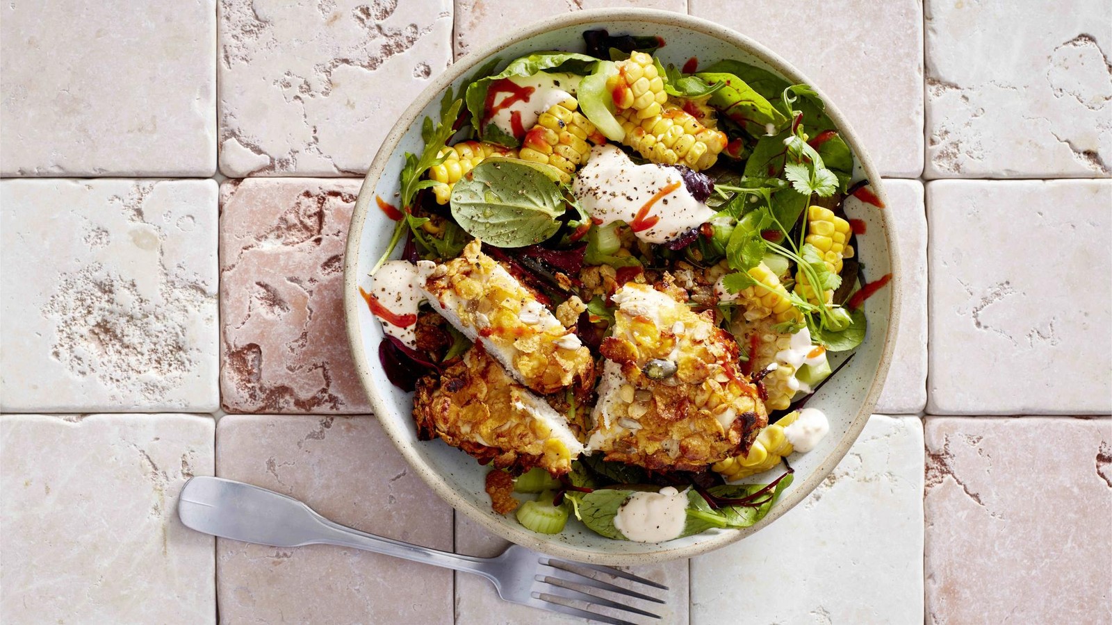 Knuspriges-Cornflakes-Chicken-auf-Mais-Wildkr-uter-Salat