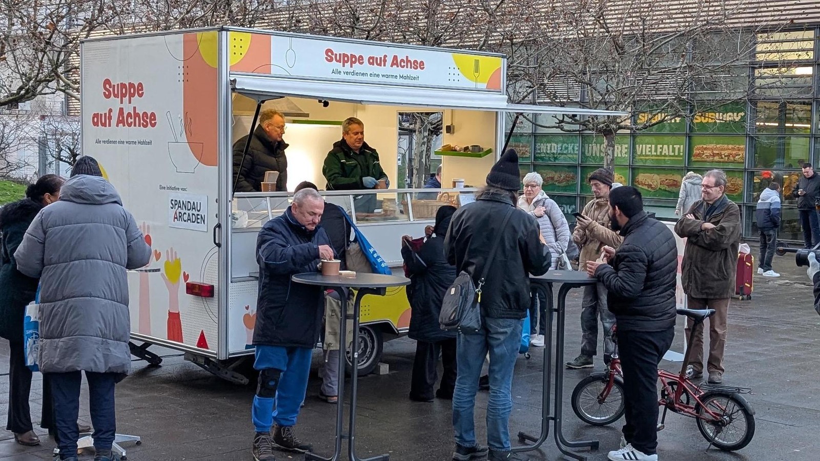 -Suppe-auf-Achse-Vier-Berliner-Shopping-Center-verteilen-warme-Mahlzeiten