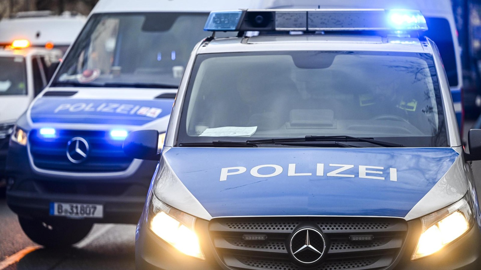 Crash-in-Reinickendorf-Beifahrer-16-gestorben-Fahrer-noch-auf-der-Flucht
