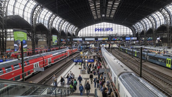 Menschen am Hauptbahnhof im Gleis? Verspätungen im Zug- und S-Bahn-Verkehr