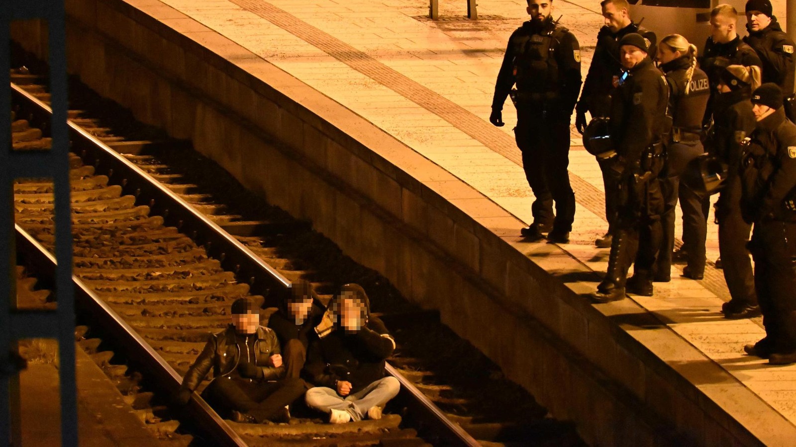 W-hrend-pro-kurdischer-Demo-Junge-Aktivisten-blockieren-Gleis-am-Hauptbahnhof