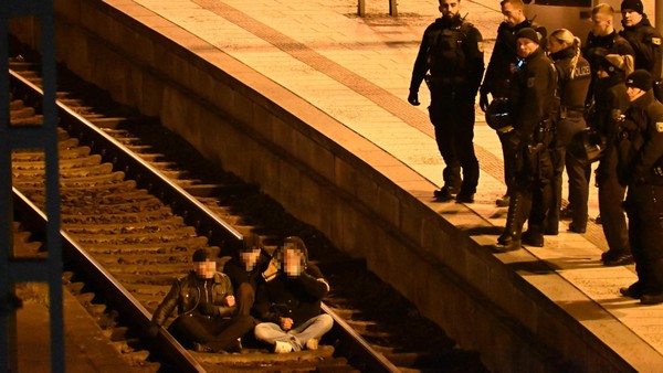 Während pro-kurdischer Demo: Junge Aktivisten blockieren Gleis am Hauptbahnhof