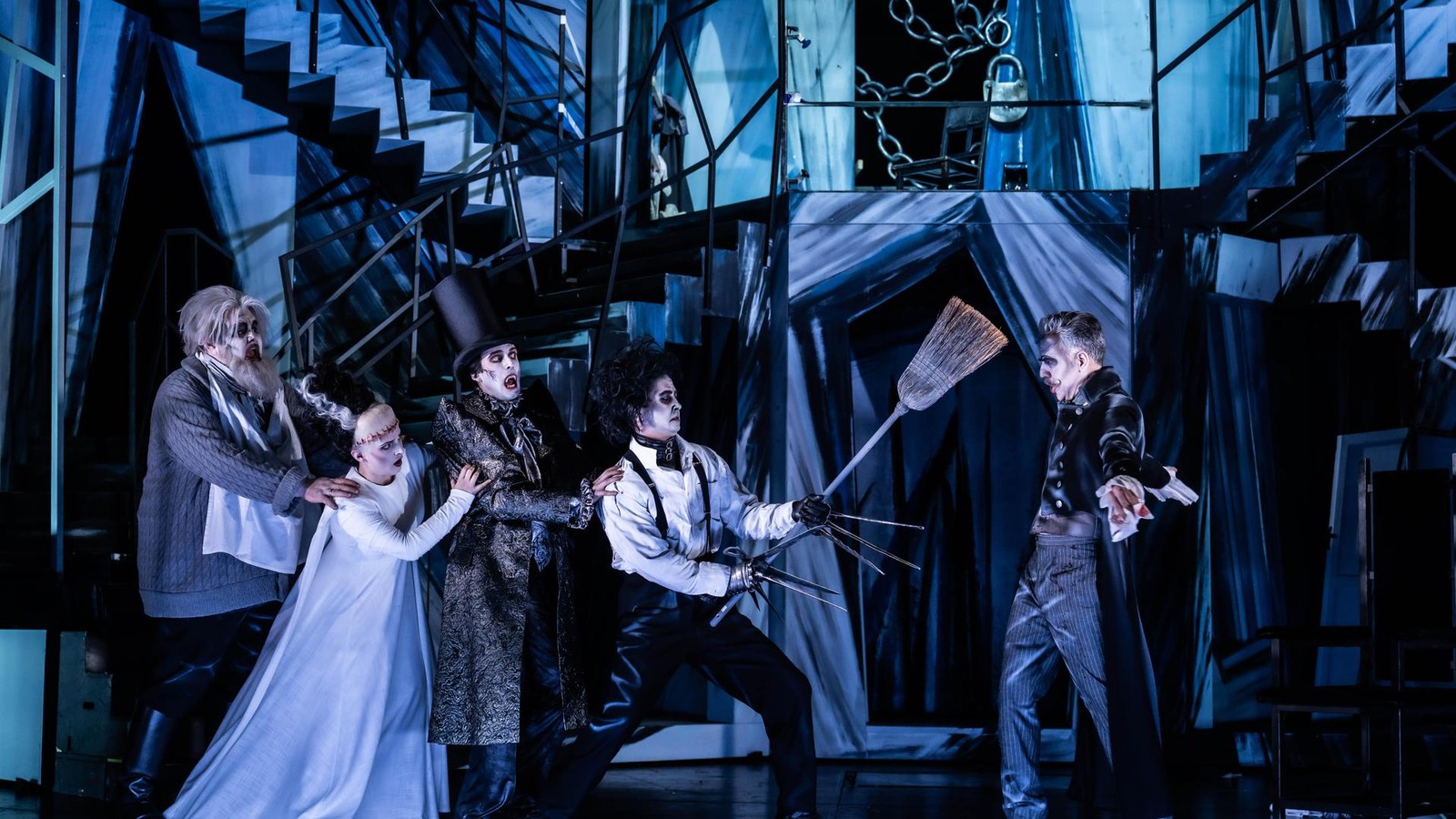 Mein-K-rper-geh-rt-mir-In-Erfurt-steht-Edward-mit-den-Scherenh-nden-mit-dem-Barbier-von-Sevilla-auf-der-B-hne-mit-Video-