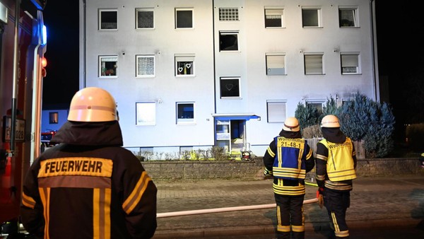 Feuerwehr rettet drei Menschen aus brennendem Wohnhaus in Wolfenbüttel