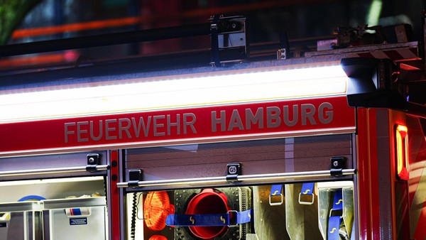 Brand in leerstehendem Haus im Karoviertel: Benachbarte Gebäude evakuiert