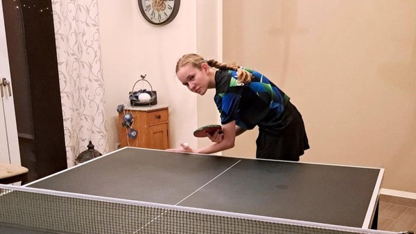 Tischtennisverrückt: Dieses Vechelder Talent trainiert sogar im Wohnzimmer