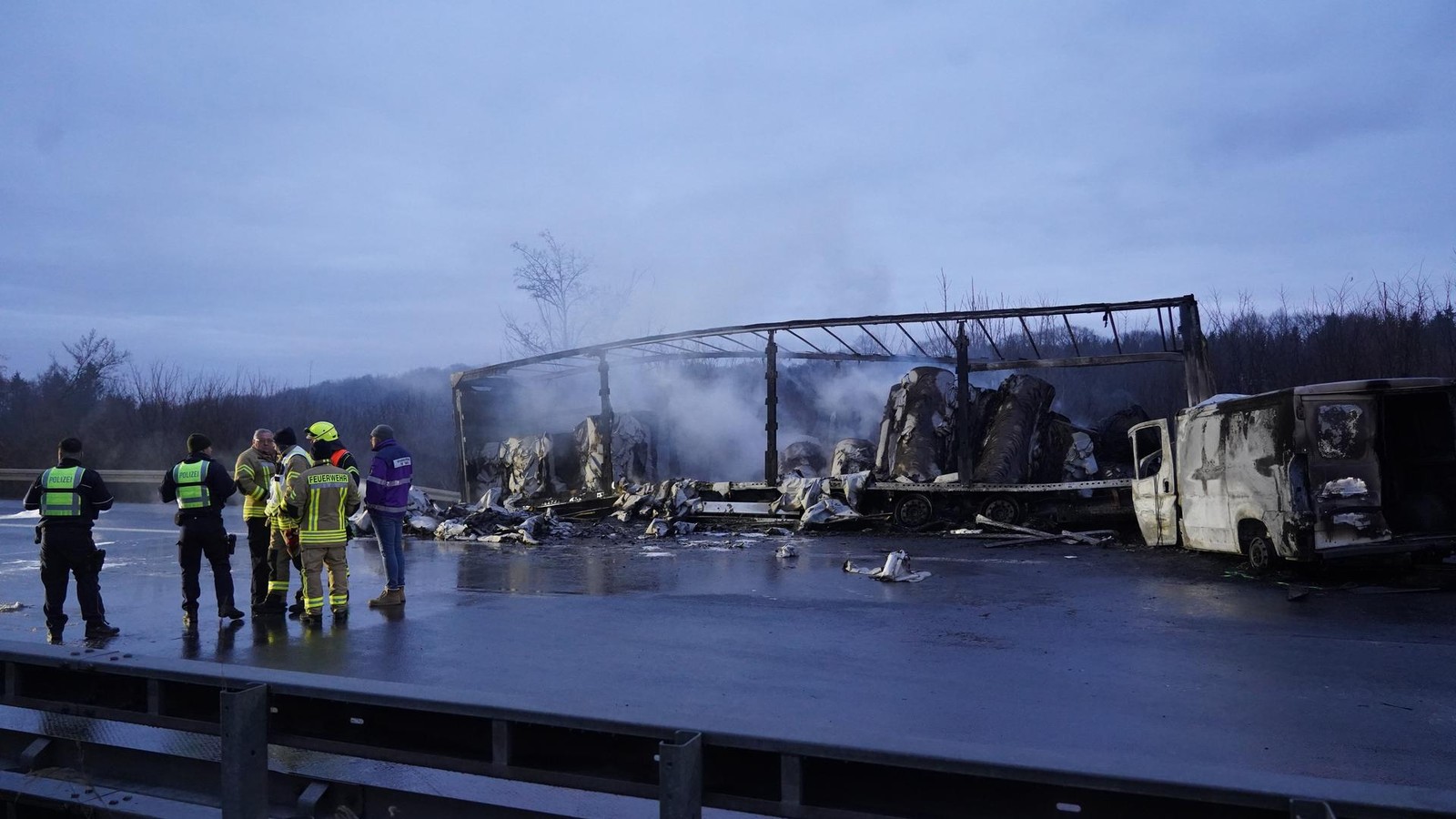 Glatteis-auf-der-A44-Drei-Tote-bei-Unfall-Serie-Autobahn-voll-gesperrt