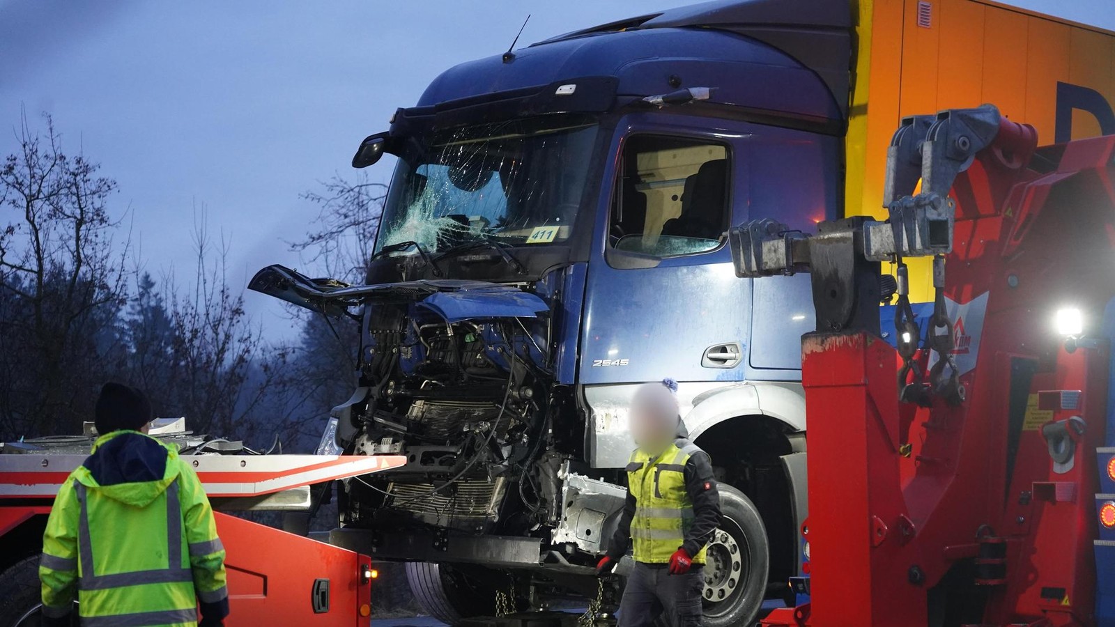 Unfallserie-auf-A44-Mehrere-Tote-und-Verletzte-durch-Glatteis