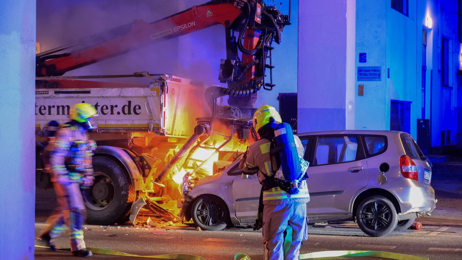 Horror-Unfall-in-Berlin-Auto-ger-t-unter-Lkw-Fahrer-lebensbedrohlich-verletzt