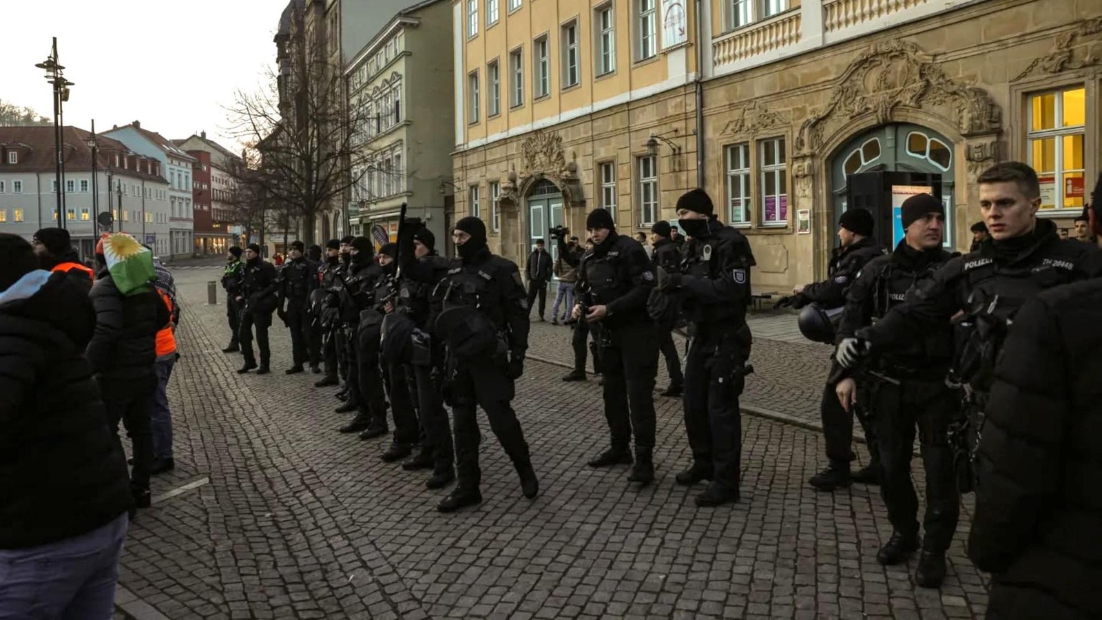 Gro-aufgebot-der-Polizei-flankiert-Kundgebung-in-Eisenach