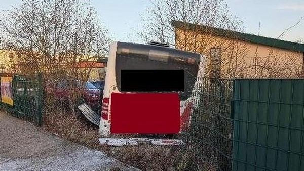 Unfall in Wolfsburg: Linienbus demoliert Autos und zerstört Zaun von Kindergarten