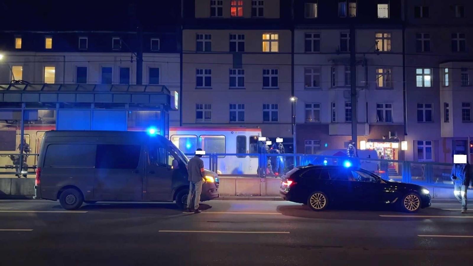 sek-eins-tze-in-dortmund-polizei-holt-m-nner-aus-stadtbahn