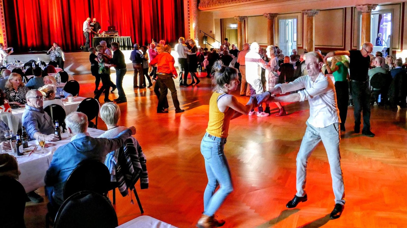 R-ckensport-im-Saale-Orla-Kreis-mal-anders-Schwungvoller-Start-in-die-Tanztee-Saison