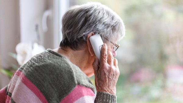 Falscher Polizist überfällt Seniorin in ihrem Haus – Polizei warnt