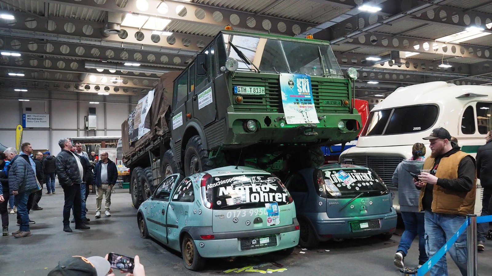 Lkw-aus-dem-Kreis-Gotha-zerdr-ckt-zwei-Kleinwagen