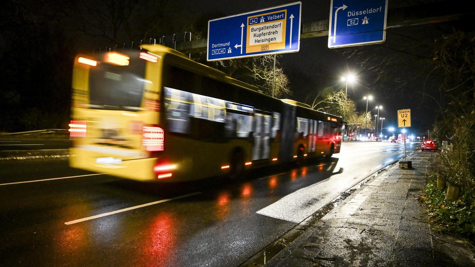 Ruhrbahn-Vollbremsung-Fahrer-verhindert-Unfall-aber-Seniorin-st-rzt-schwer