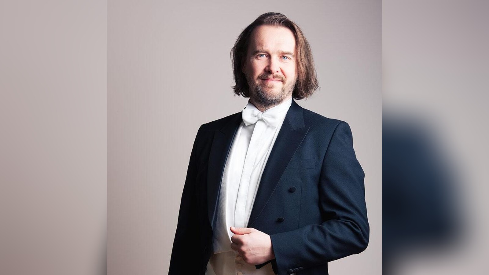 Mit-Besen-und-Handfl-chen-auf-der-Trommel-Erfurter-Philharmoniker-rahmen-eine-Klangexplosion