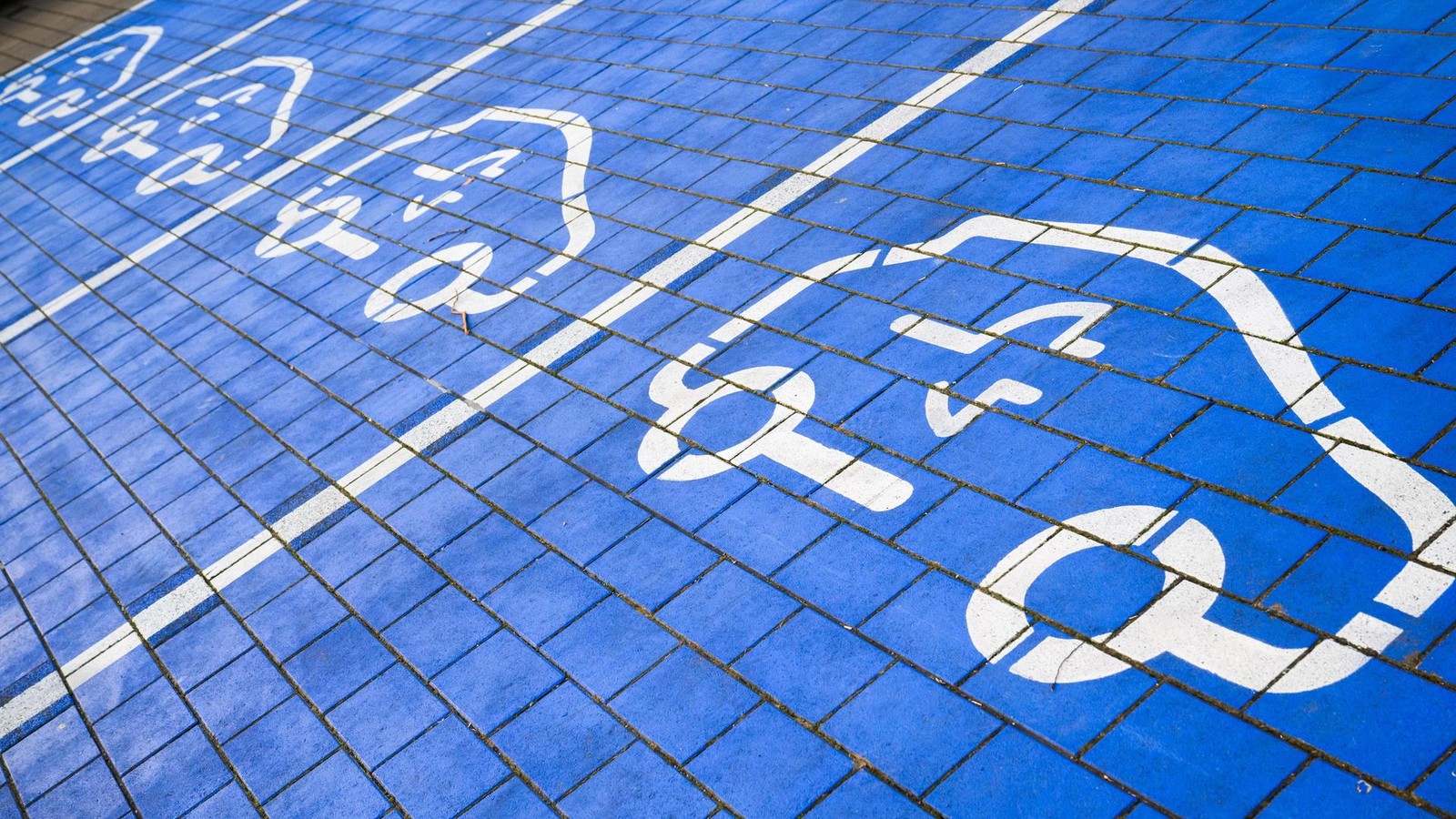 Analyse-zeigt-drastische-Preissteigerung-bei-Versicherung-f-r-E-Autos