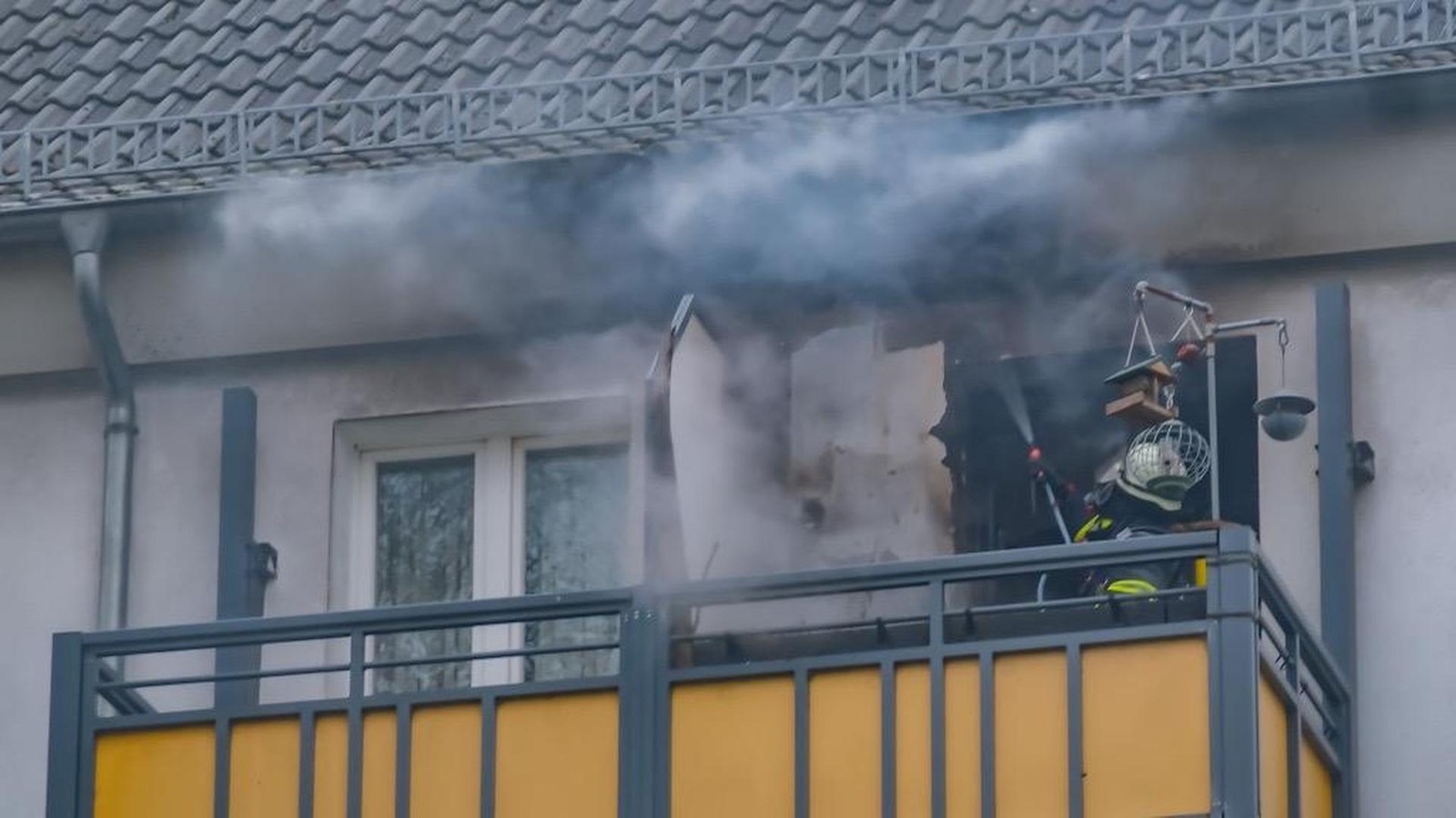 Balkon-in-Hamm-brennt-Feuerwehr-r-ckt-erst-mit-gr-erem-Aufgebot-aus