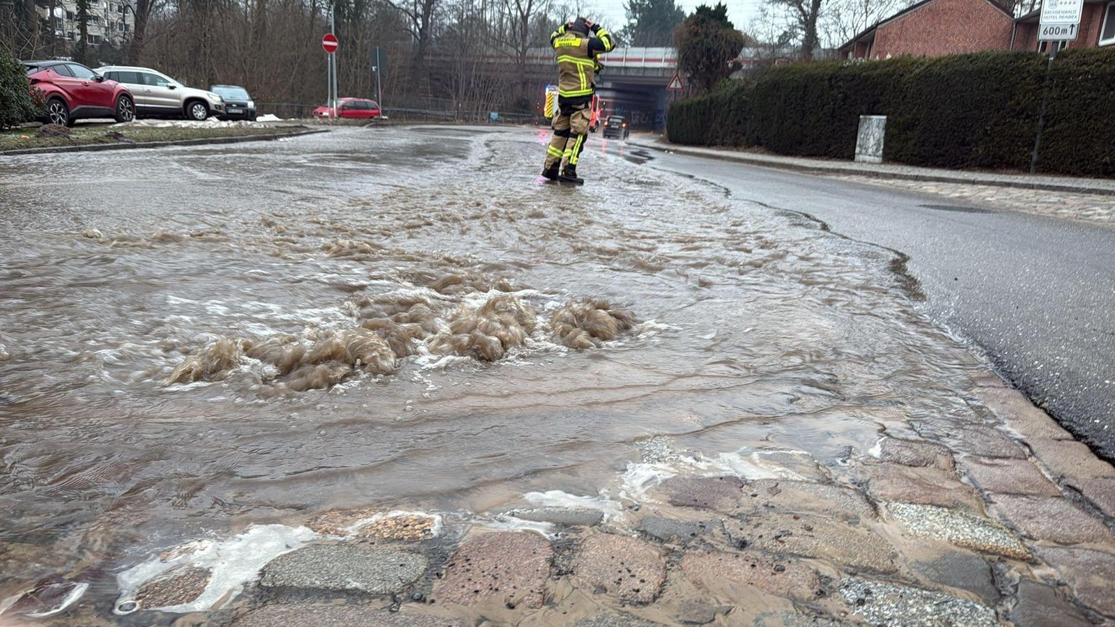 Rohrbruch-in-Reinbek-Wasser-berschwemmt-Schlossstra-e-Vollsperrung
