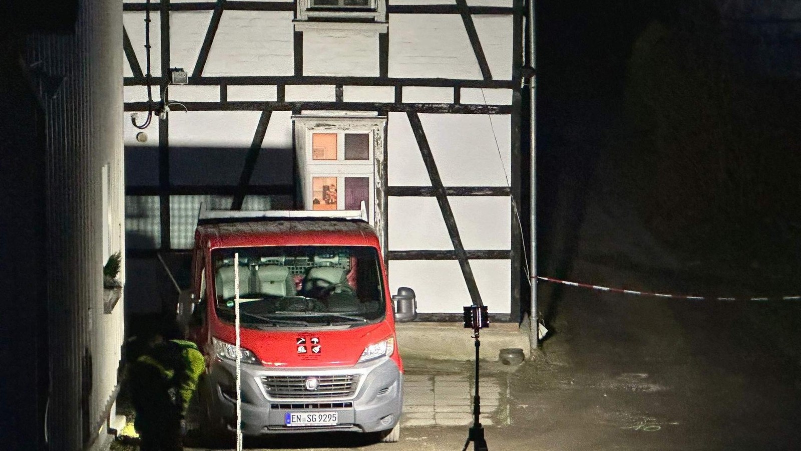 Dramatischer-Unfall-in-Hattingen-Kind-4-ger-t-unter-Transporter