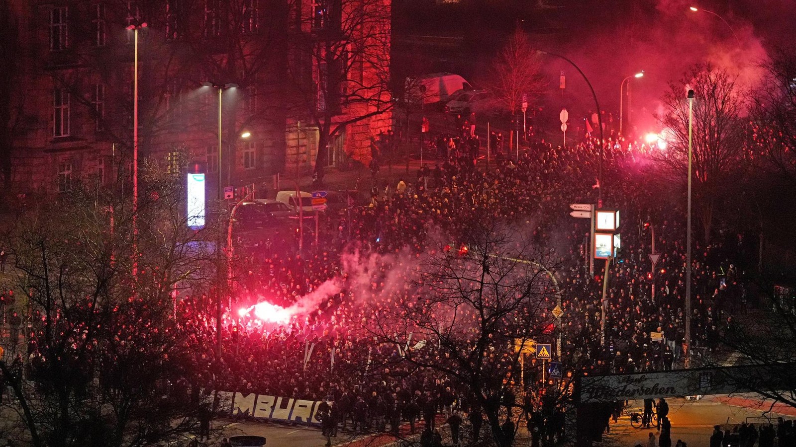 Pyro-Raketen-und-eine-beachtliche-HSV-Zahl-So-liefen-die-Fanm-rsche