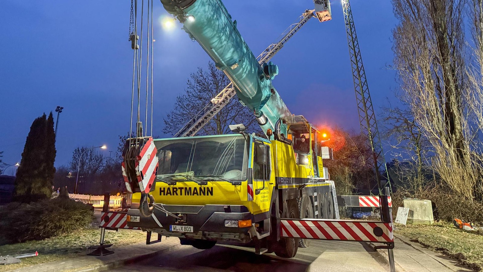 Auto-rammt-Sirenenmast-bei-Hamburg-dann-m-ssen-die-Profis-ran