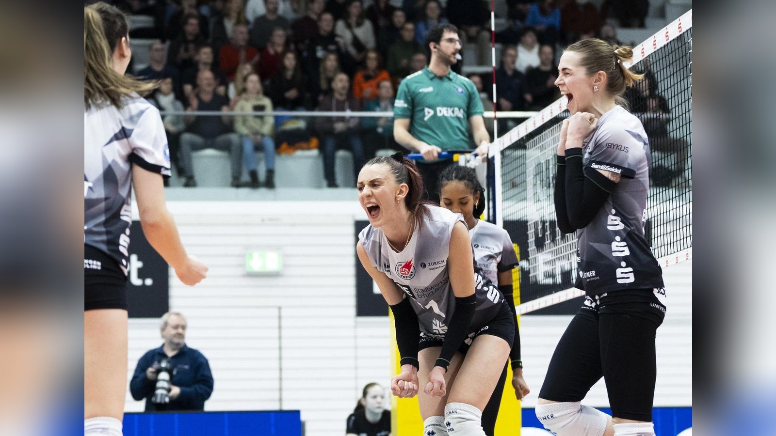 Glanzlichter-am-Freitagabend-Schwarz-Wei-Erfurt-berrollt-den-VC-Wiesbaden