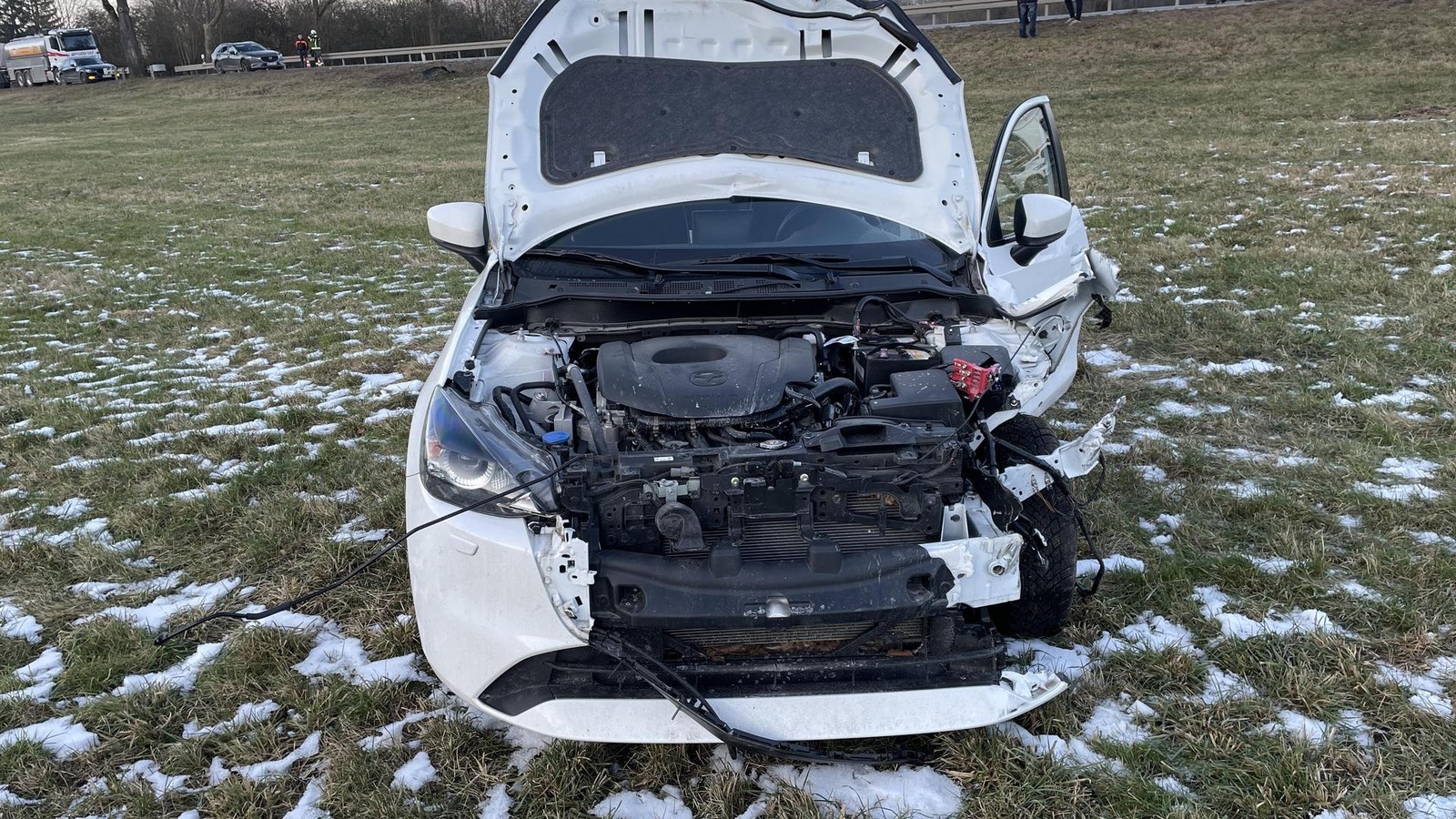 -berholman-ver-auf-Bundesstra-e-Mazda-kracht-gegen-Traktor