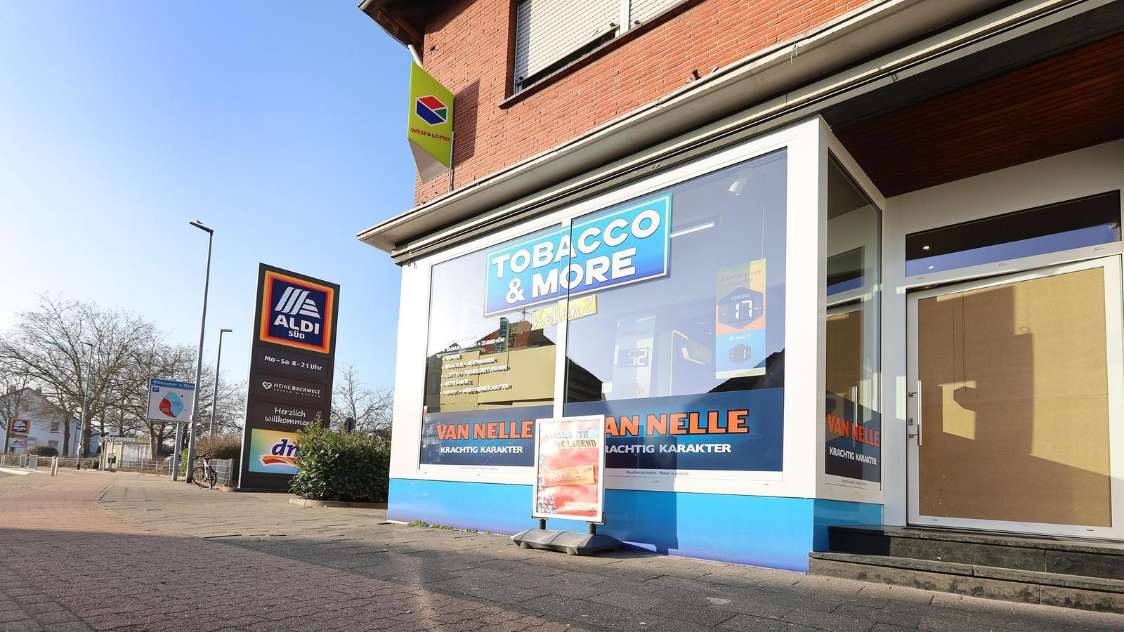 N-chtlicher-Blitz-Einbruch-in-Klever-Tabakladen-teure-Beute-und-hoher-Schaden