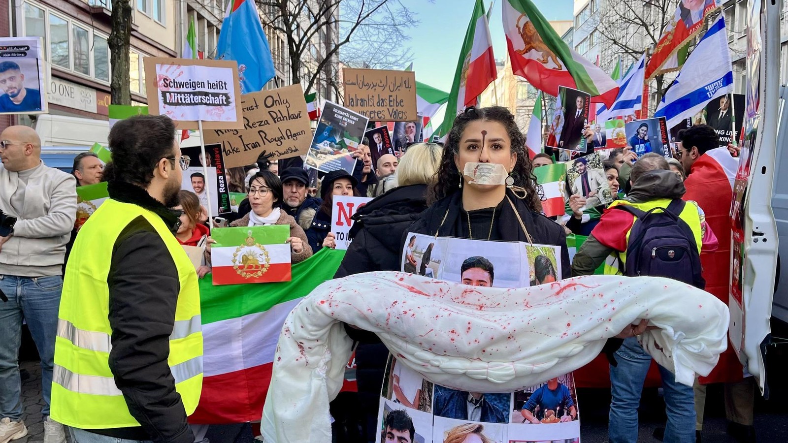 Gro-e-Iran-Demo-in-D-sseldorf-fast-20-000-rufen-Die-Mullahs-m-ssen-weg-