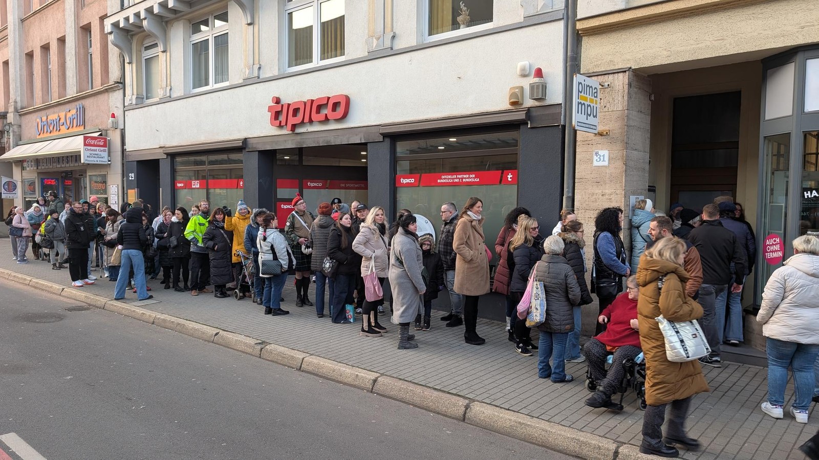 F-r-diesen-TV-Promi-stehen-Fans-in-Eisenach-auch-bei-Minusgraden-geduldig-in-der-Schlange