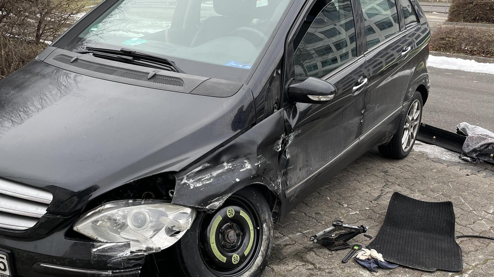 Auto-kracht-im-Unstrut-Hainich-Kreis-in-die-Leitplanke-und-f-hrt-weiter