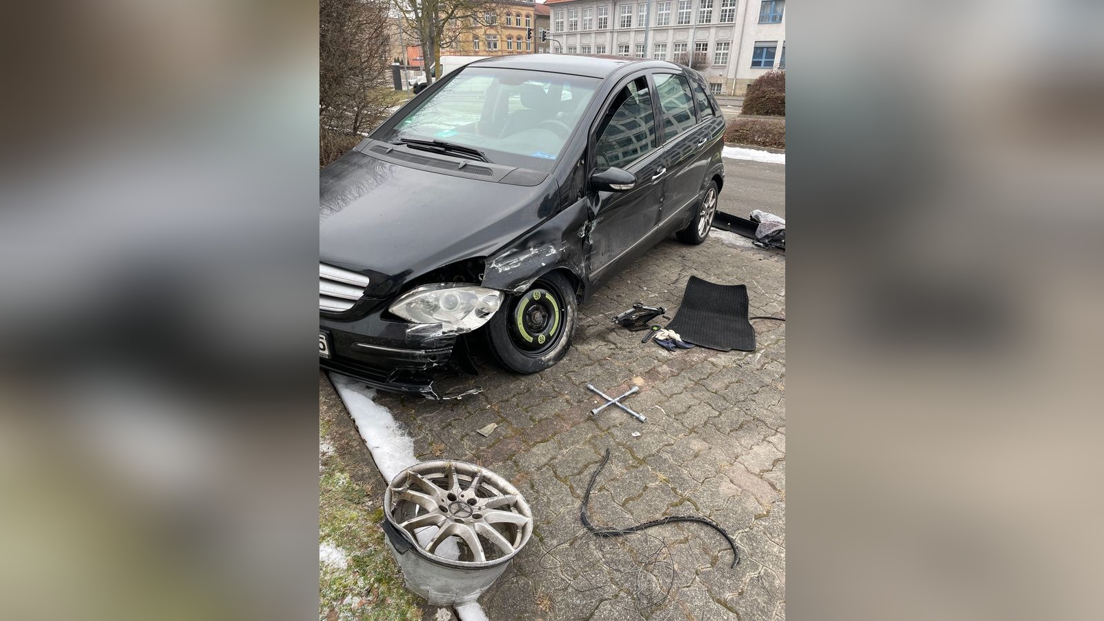 Auto-kracht-im-Unstrut-Hainich-Kreis-in-die-Leitplanke-und-f-hrt-weiter