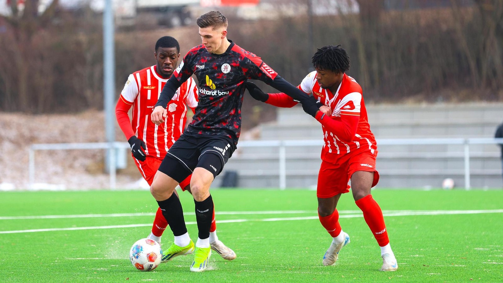 Frostiger-D-mpfer-Abwehr-des-FC-Rot-Wei-Erfurt-im-Test-gegen-Kassel-zu-l-chrig