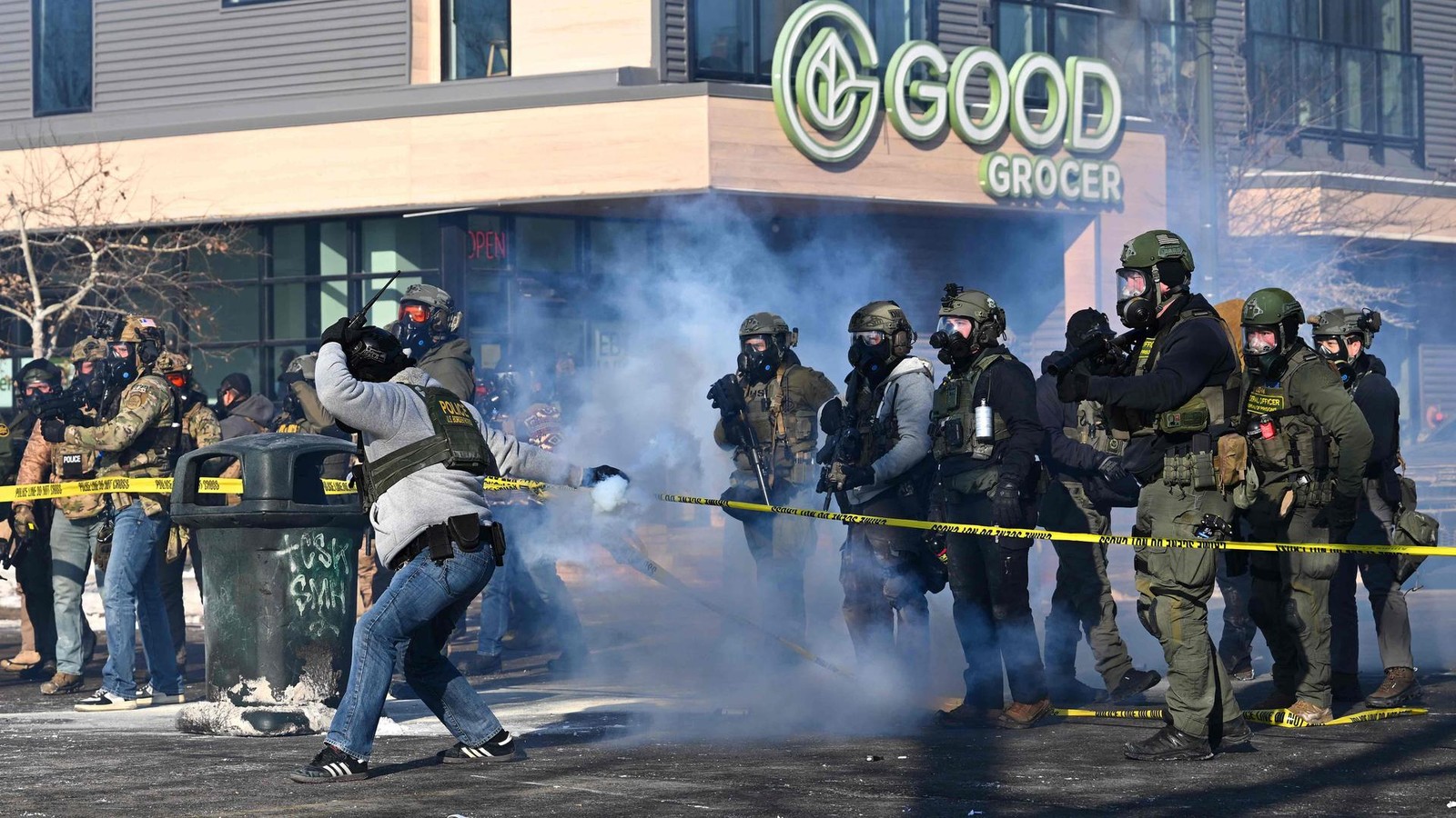 US-Beamte-erschie-en-Mann-in-Minneapolis-Stimmung-hoch-explosiv-