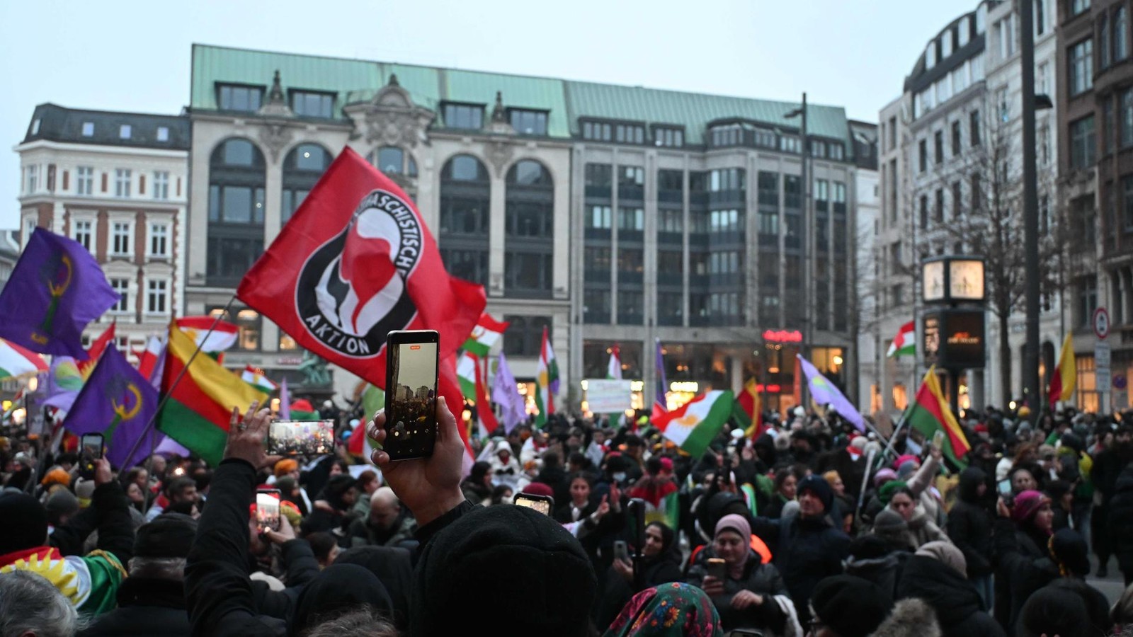 Tausende-Kurden-protestieren-in-der-City-Demo-weitestgehend-st-rungsfrei-