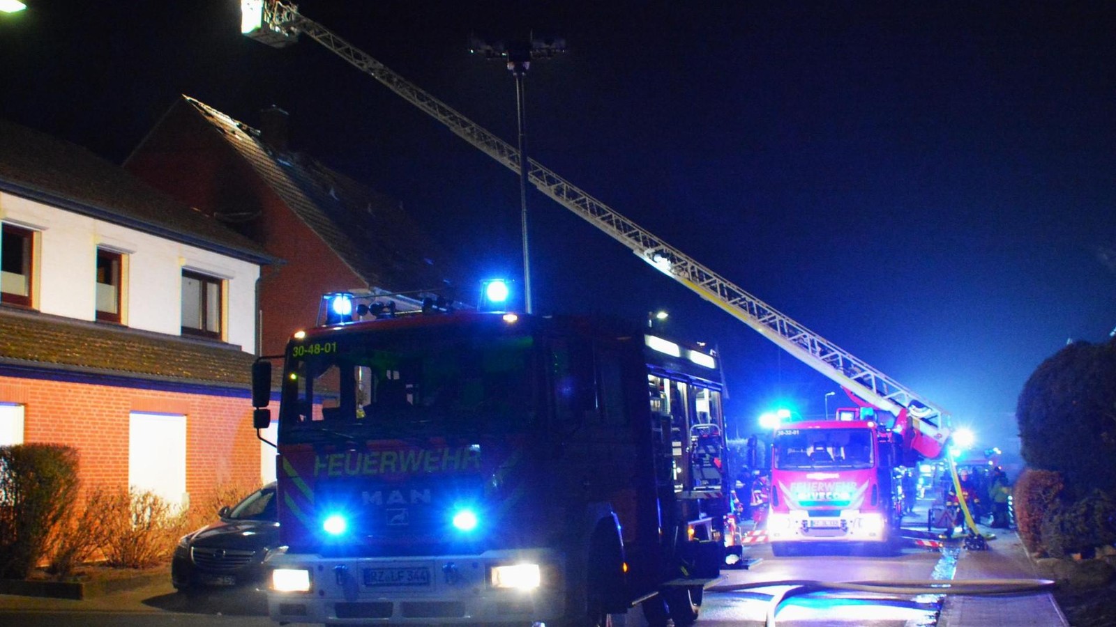 Dachgeschosswohnung-komplett-ausgebrannt-Gro-einsatz-in-Schwarzenbek